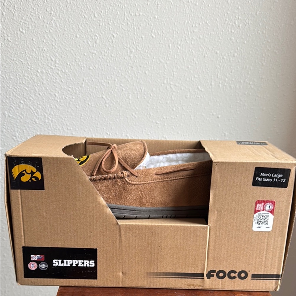 FOCO Iowa Hawkeyes Men's Slippers size 11-12